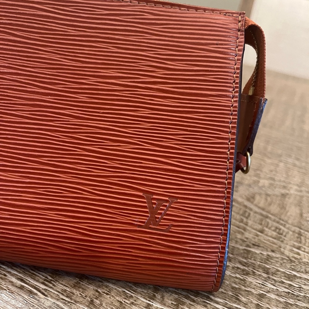LOUIS VUITTON Vintage Epi Leather Pochette RARE